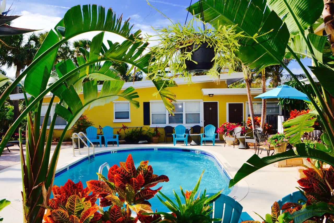 Apartment with Pool View