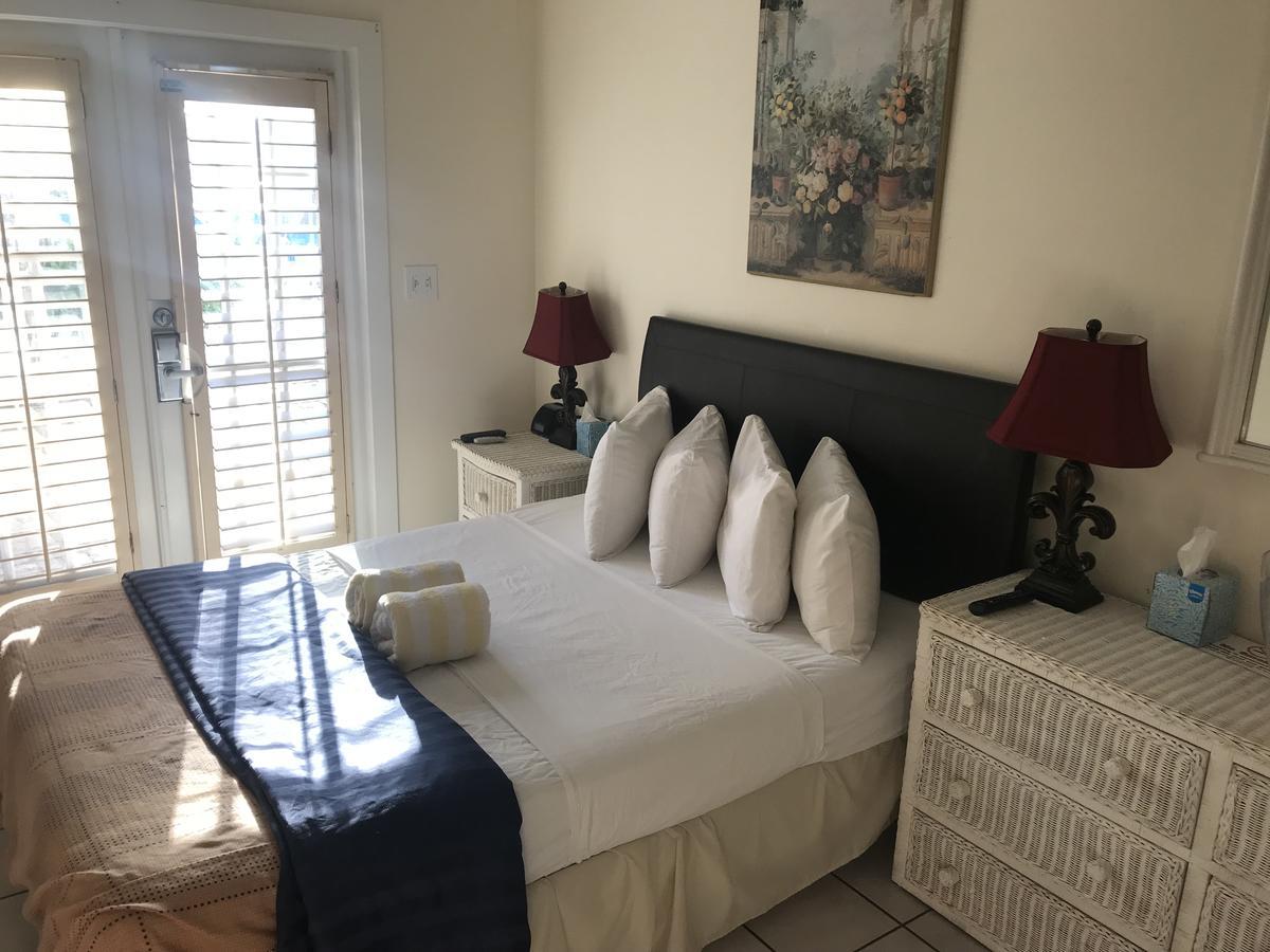 Chambre Deluxe 12 - Vue sur Piscine - Réservée aux Hommes