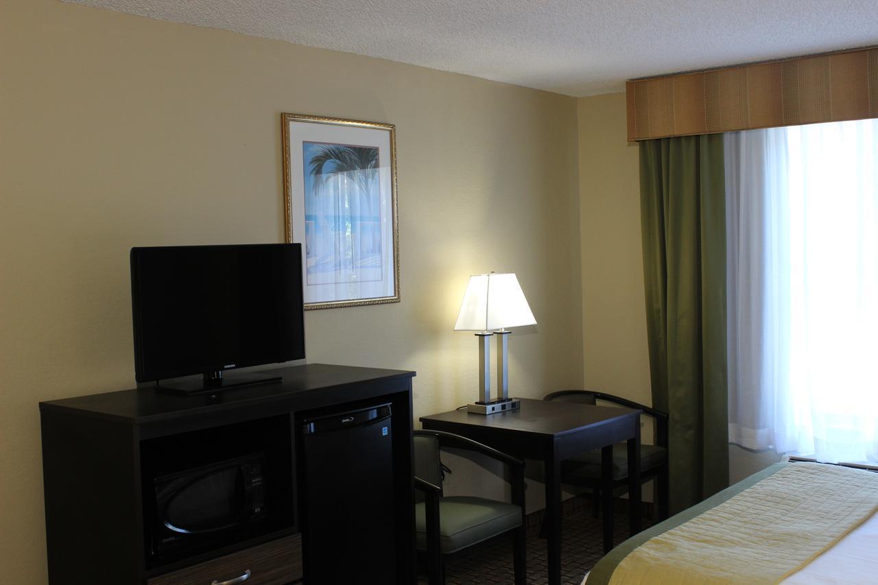 Deluxe Queen Room with Two Queen Beds - Non-Smoking,1004116641:JPEG