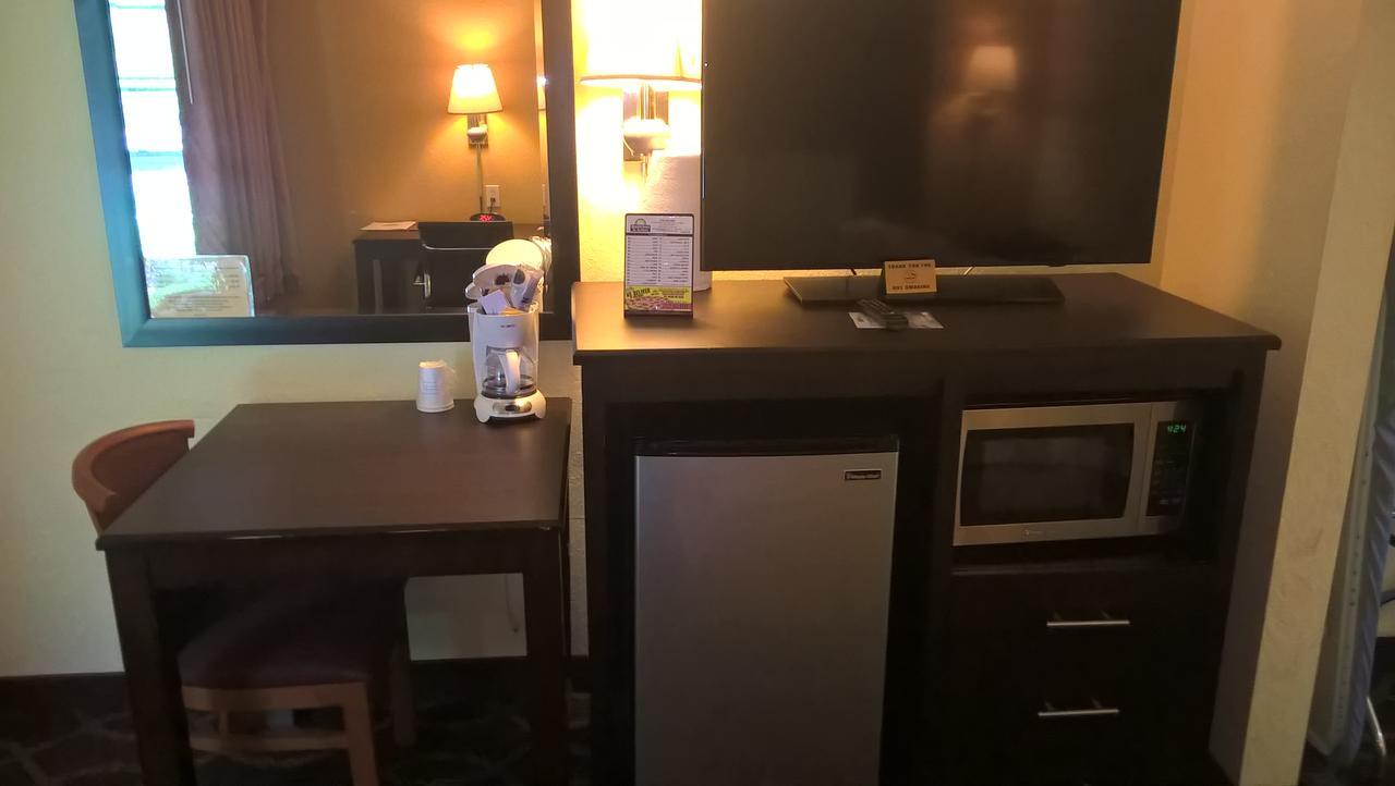 King Room with Pool View - Mobility Access/Non-Smoking,1276405780:JPEG