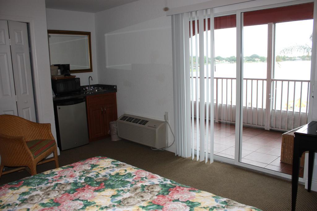 King Suite Lake View