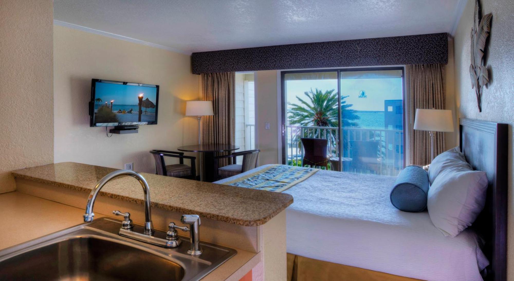 Deluxe Studio Suite Pool View,685443660:JPEG
