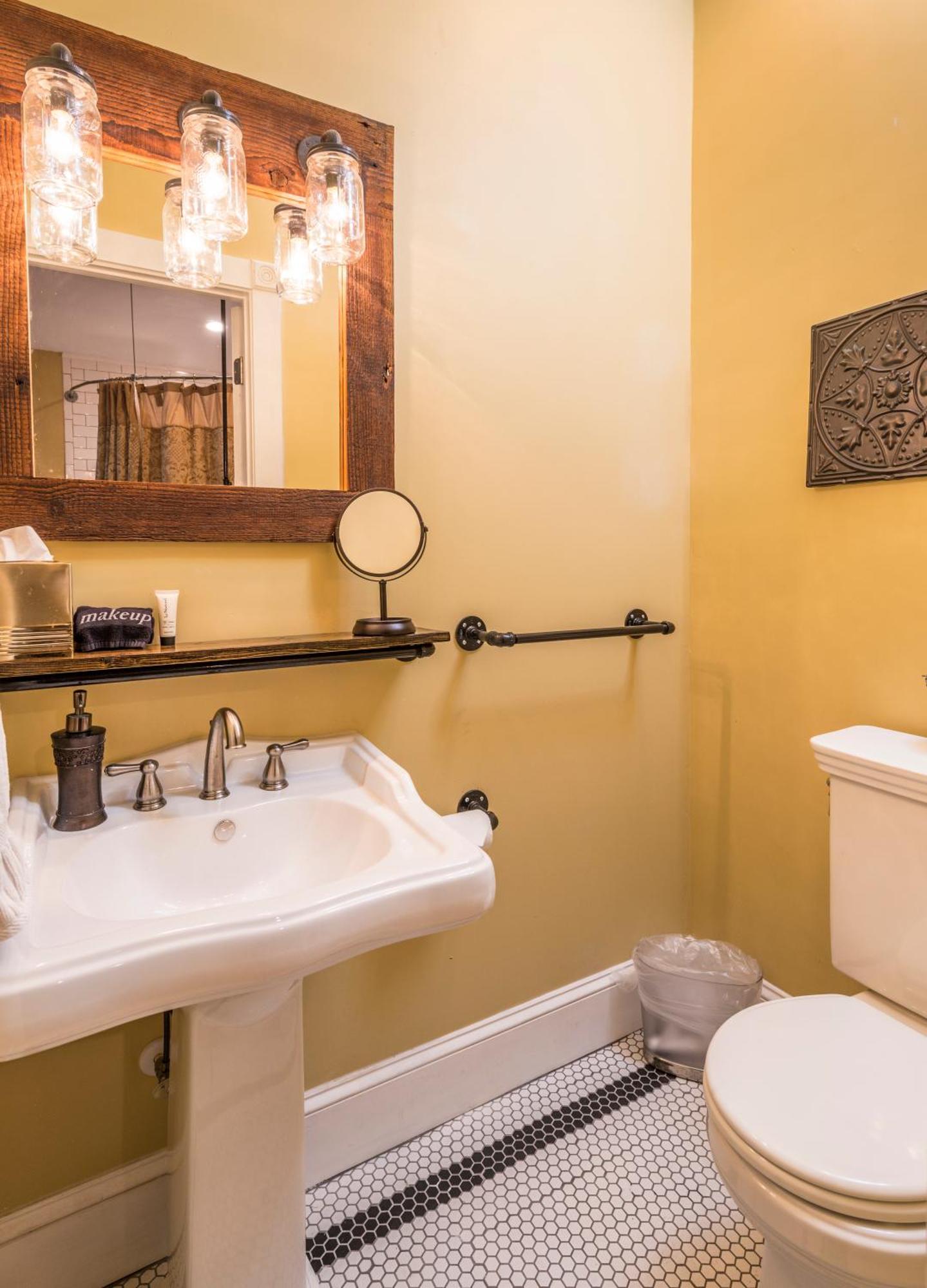 King Room Spa Bath Gold Room Private Cottage