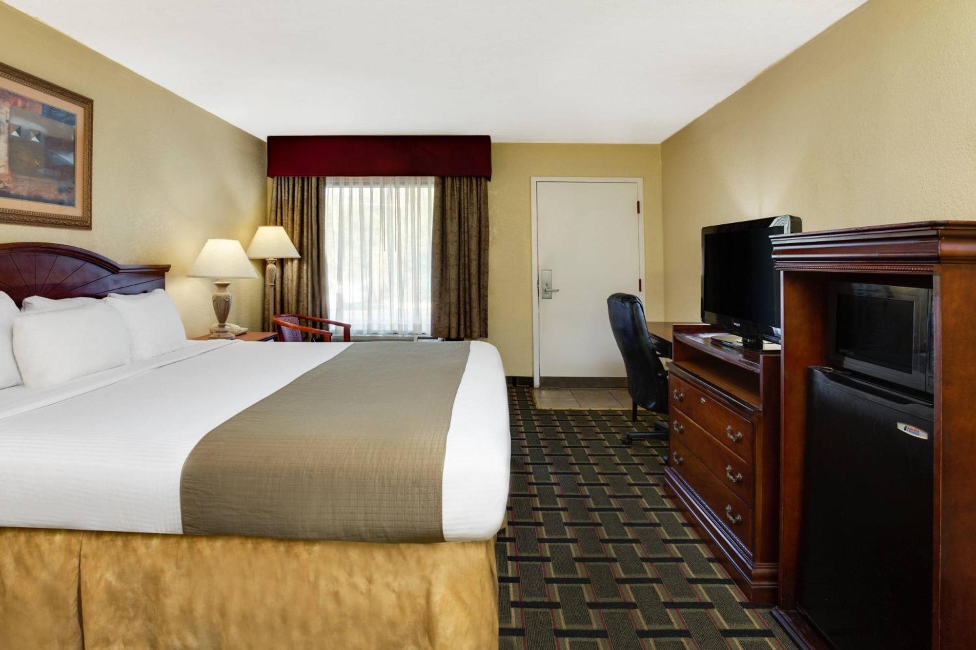 King Room Roll Shower Mobility or Hearing Accessible Non-Smoking