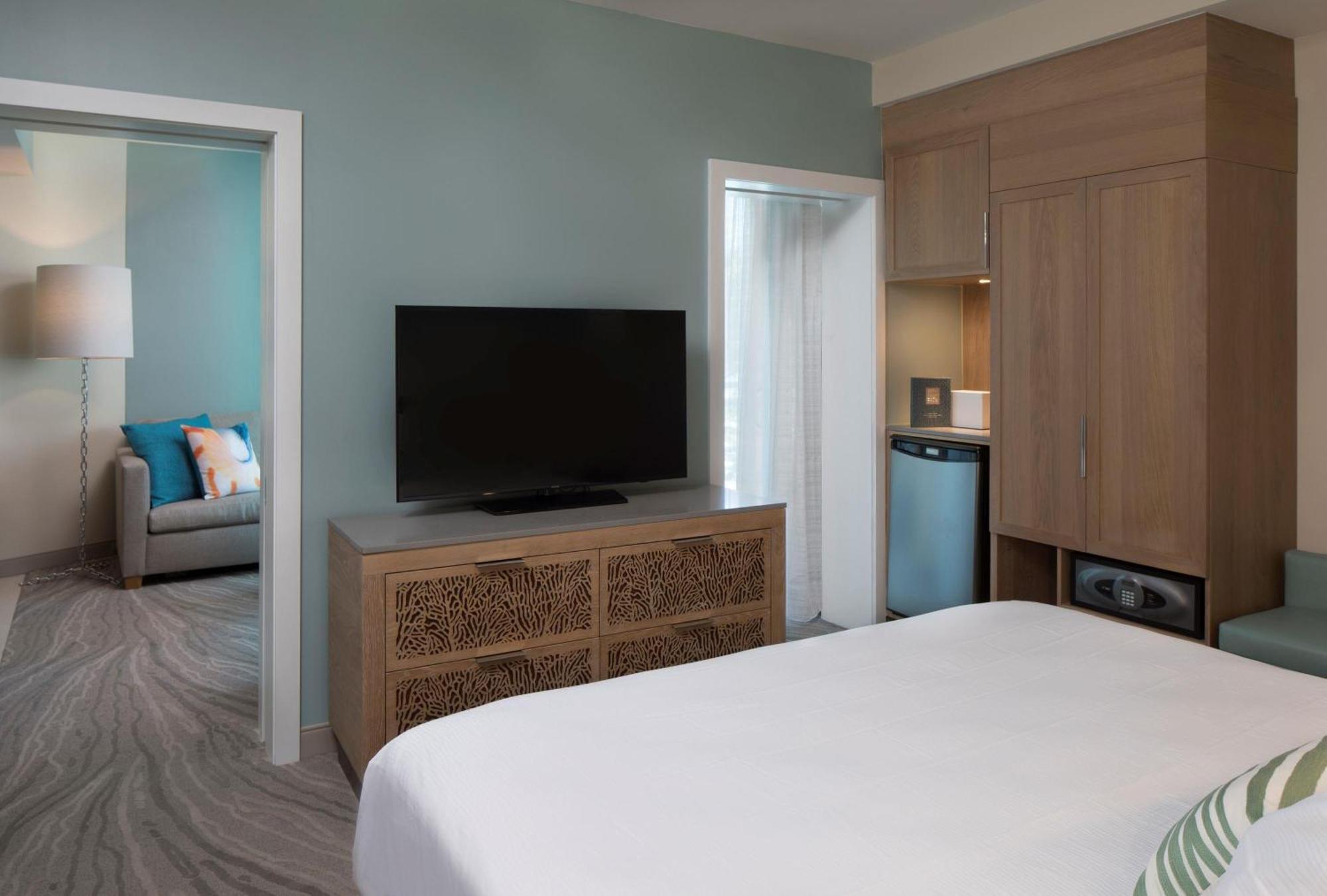 Suite mit Queensize-Doppelbett und Poolblick