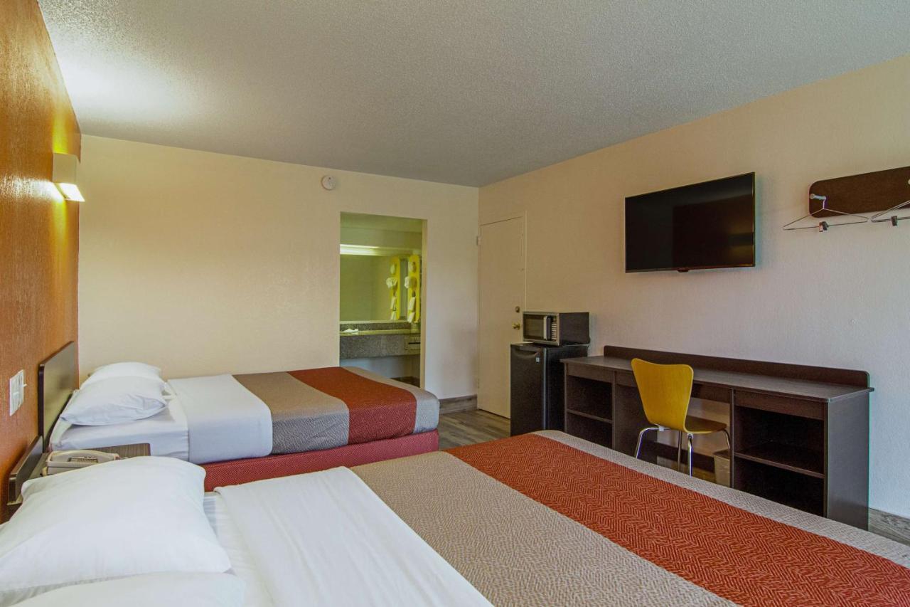 Queen Room with Two Queen Beds - Disability Access - Smoking,727731673:JPEG