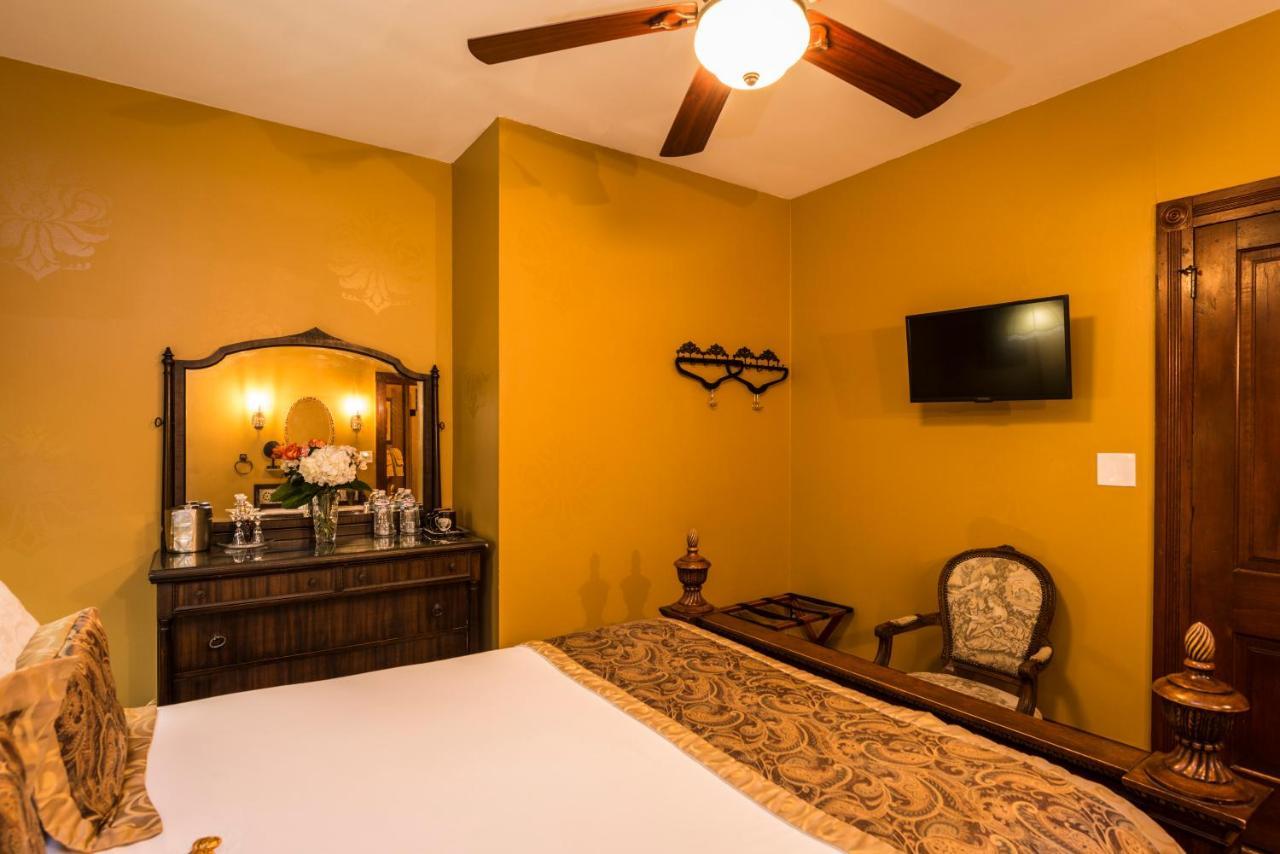 Deluxe Queen Room Topaz Room