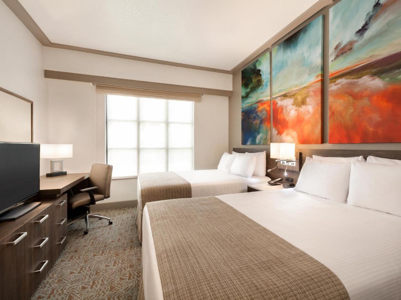 One Bedroom Queen Suite Two Queen Beds Sofa Bed,1276580815:JPEG