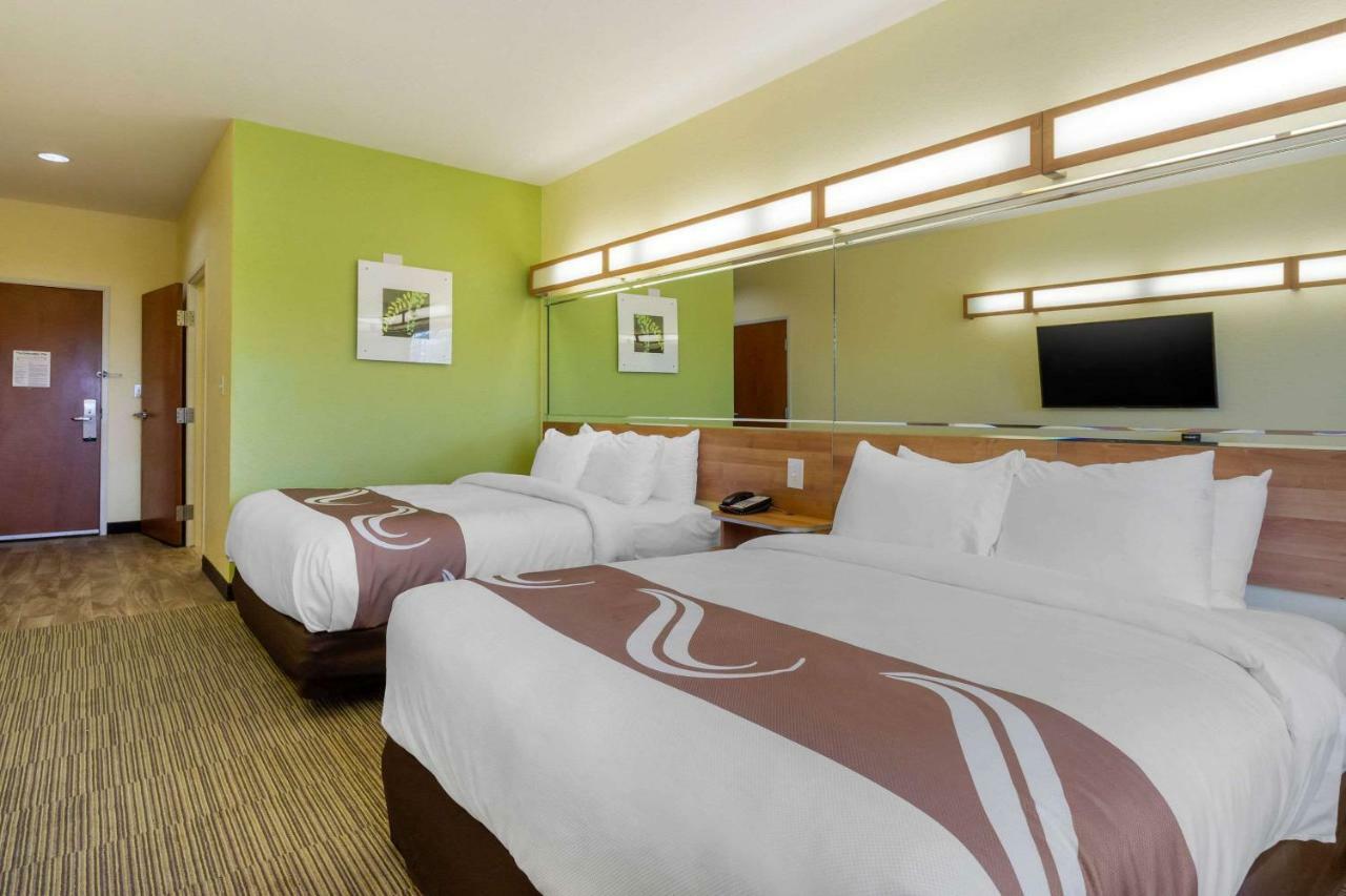 Queen Room with Two Queen Beds - Non-Smoking,816859691:JPEG