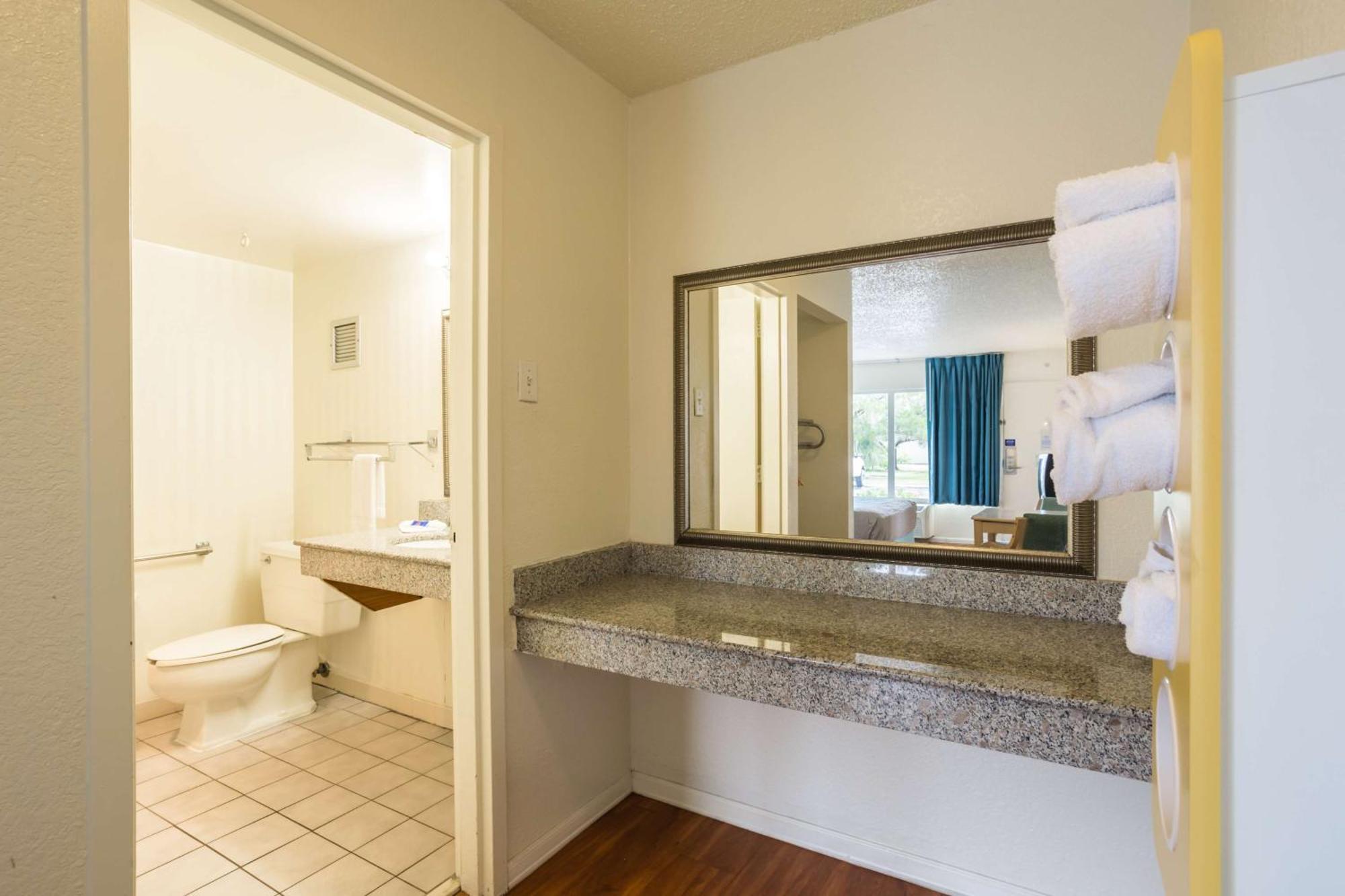 Queen Room - Disability Access - Non-Smoking