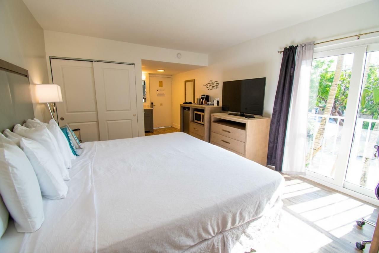 Premier Bay View One King Bed Juliet Balcony