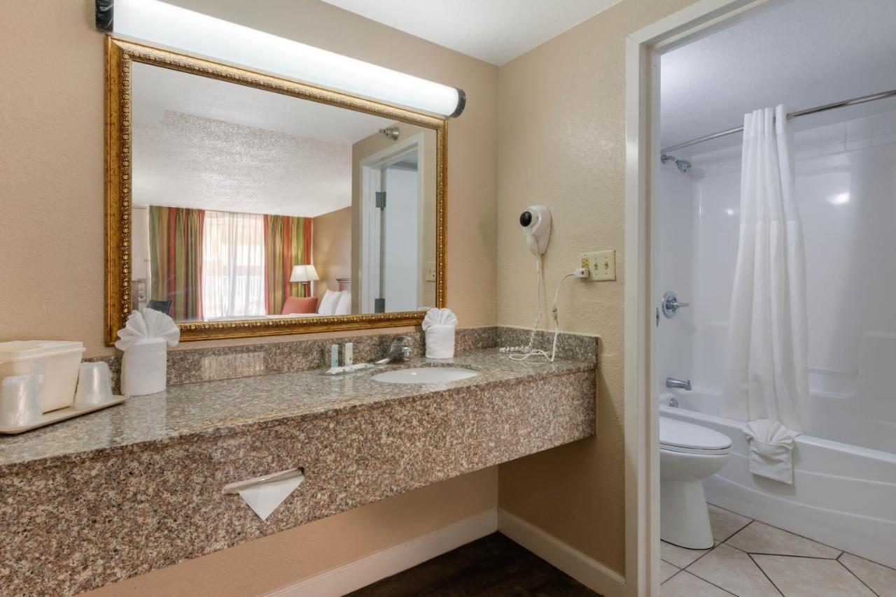 King Room with Courtyard View - Accessible/Non-Smoking
