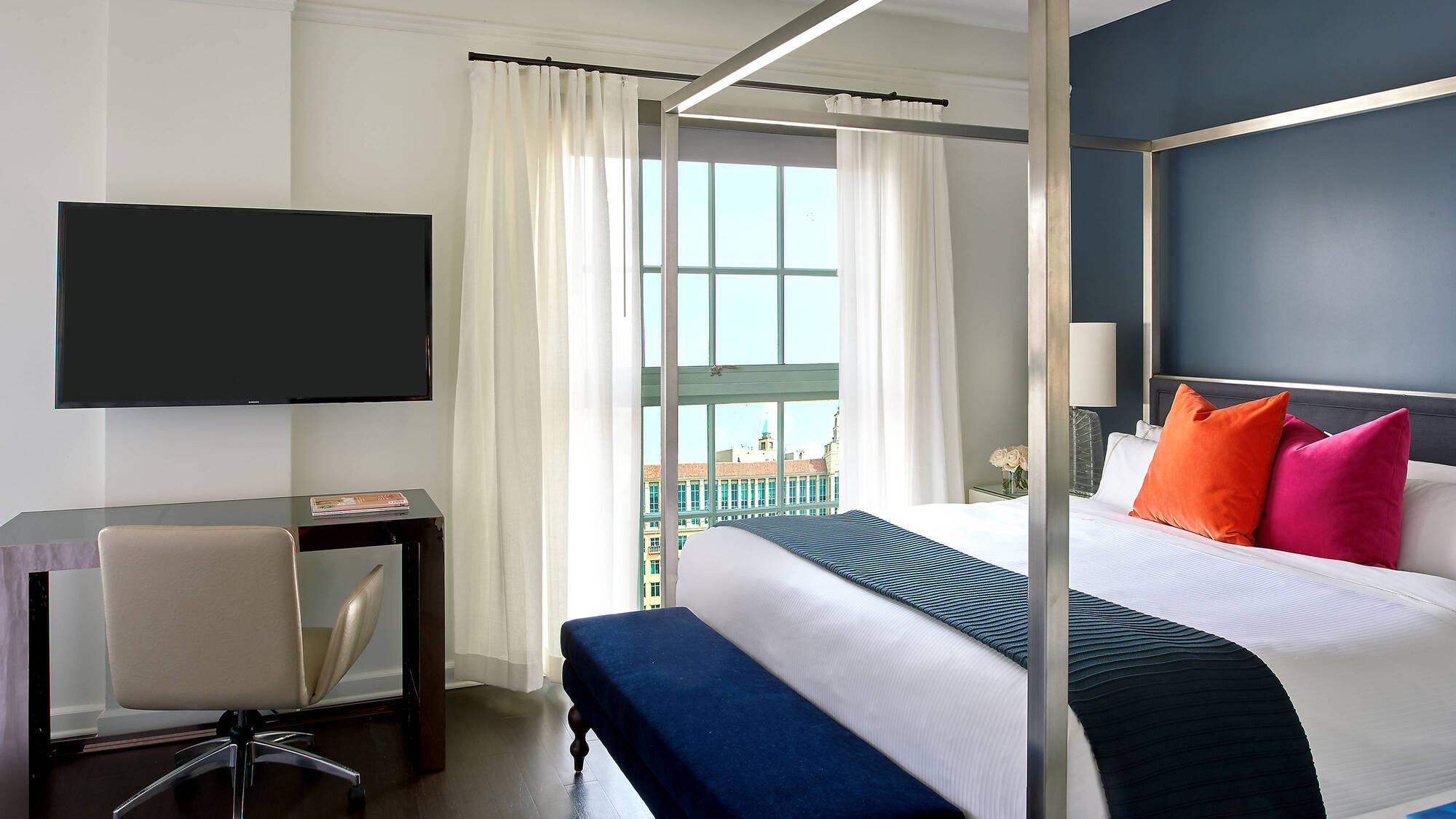 Guest Room, 1 King, City View