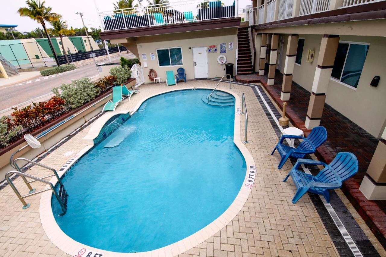 Queen Studio Pool View