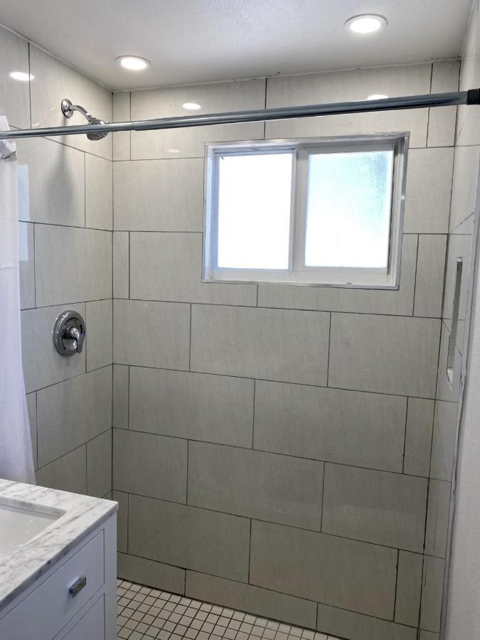 Standard Room - Single Queen,1204730440:JPEG