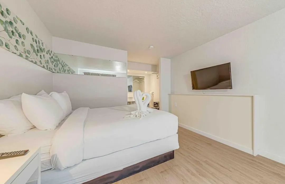 Travel Lodge By Wyndham 10 Min From Disney-1