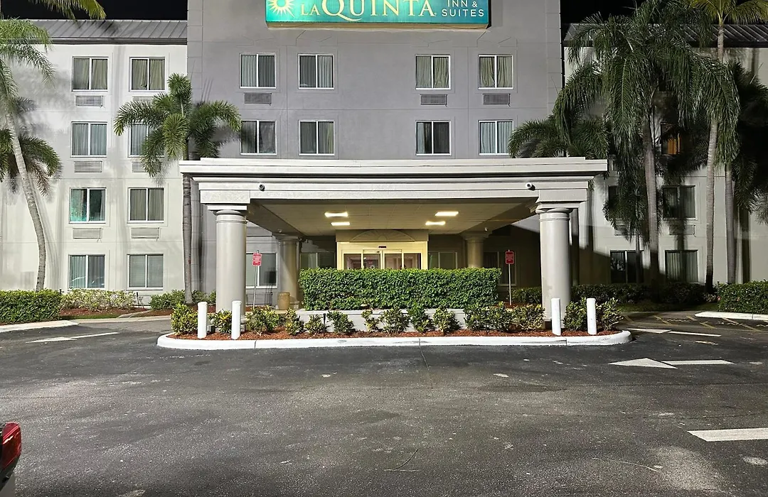 La Quinta Inn & Suites By Wyndham Sawgrass-1