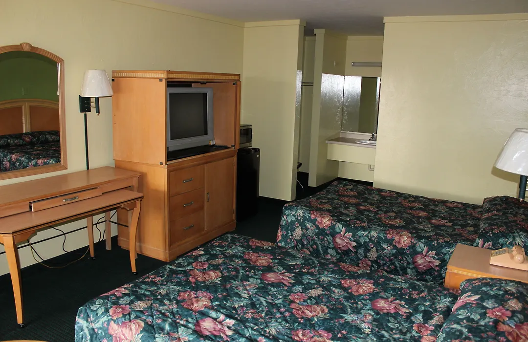 Travelers Inn Gainesville-1