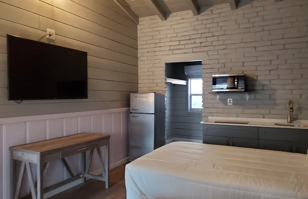 Hollywood Gardens Inn & Suites-1
