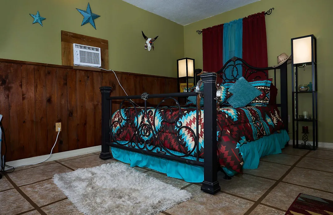 Pleasant Days Lodging Tropical Master Suite-1