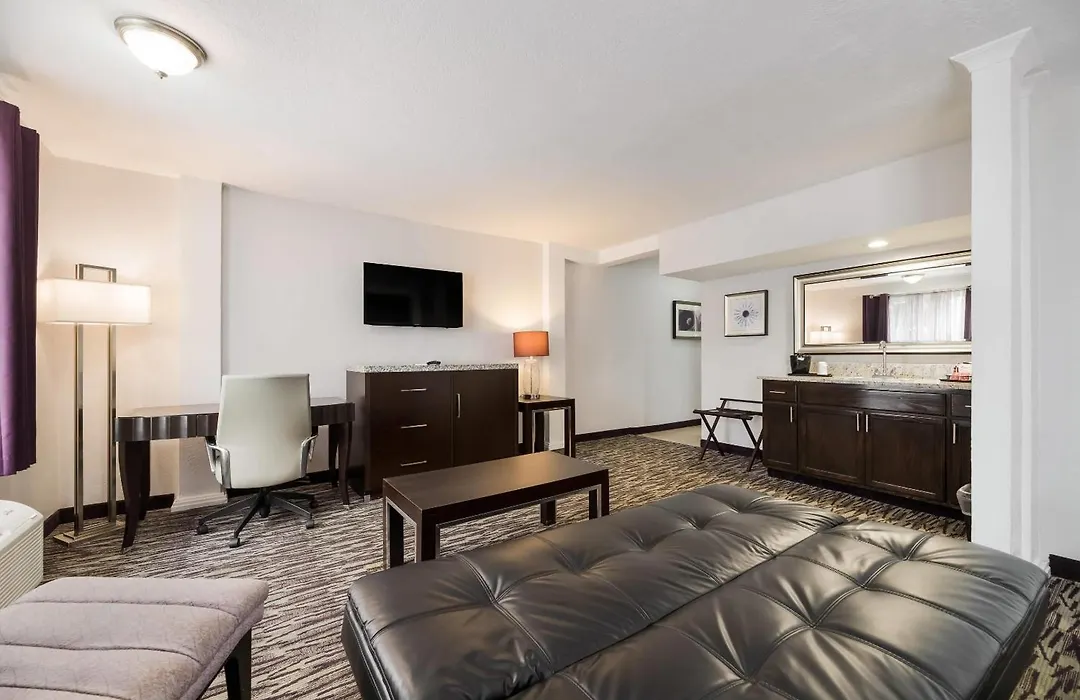 Clarion Inn&Suites Across From Universal Orlando Resort-1