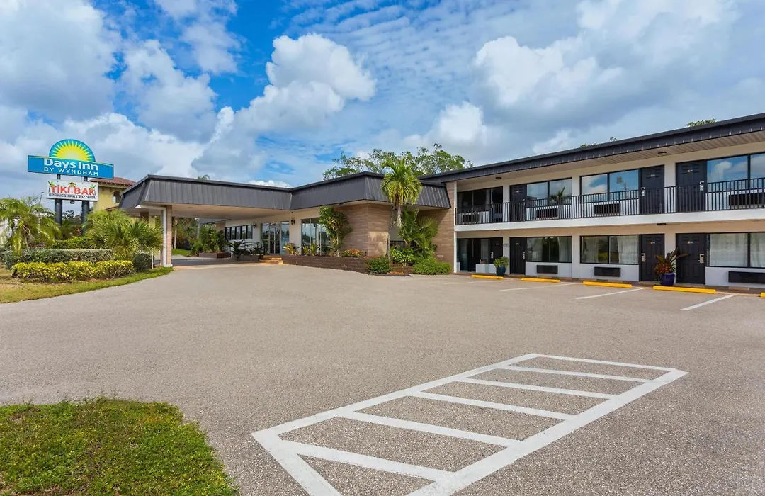 Days Inn By Wyndham Fort Myers Springs Resort-1