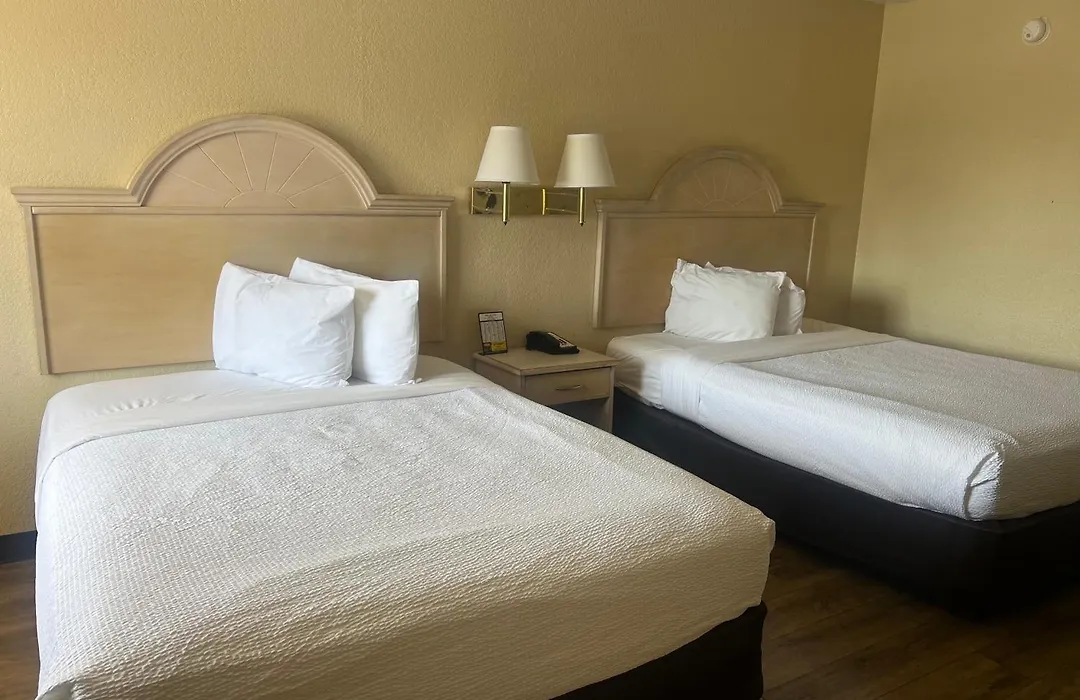 Hole Inn The Wall Hotel - Fort Walton Beach - Sunset Plaza - Nearby Beaches & Hurlburt-1