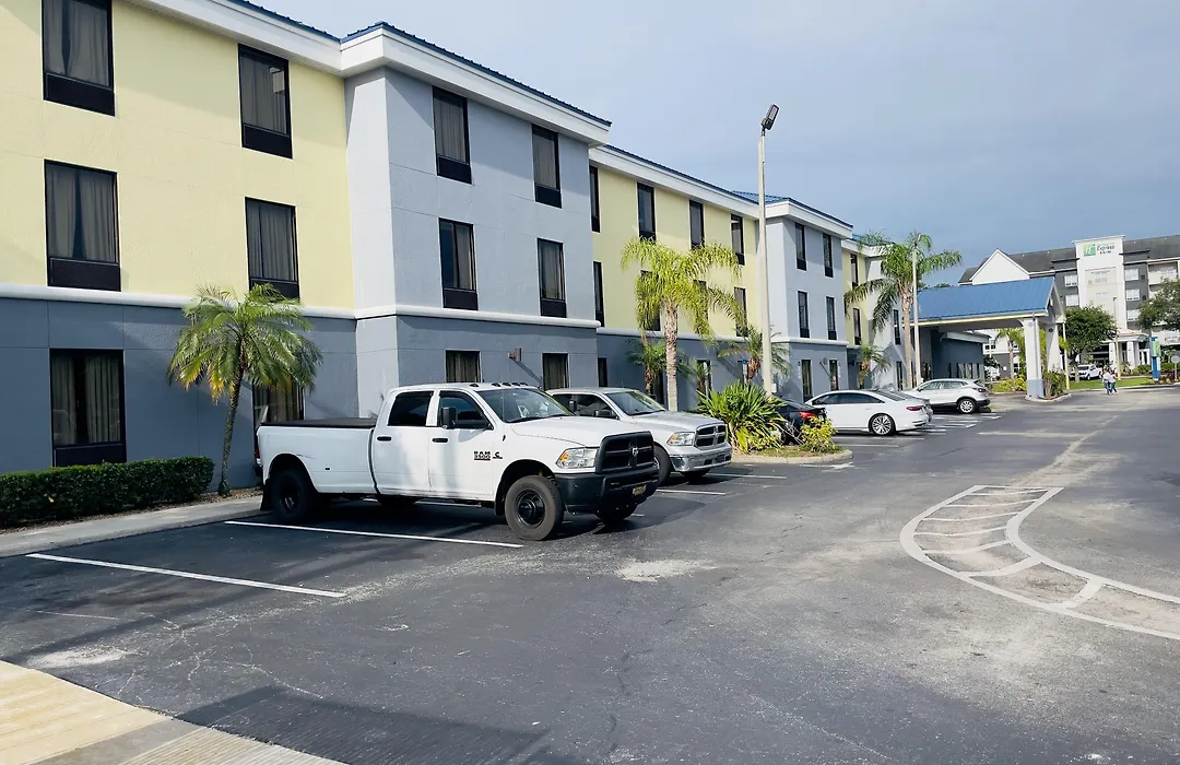 Days Inn & Suites By Wyndham Lakeland-1
