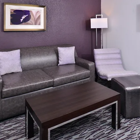 Clarion Inn&Suites Across From Universal Orlando Resort-2