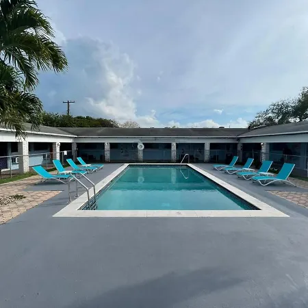 Hollywood Gardens Inn & Suites-2