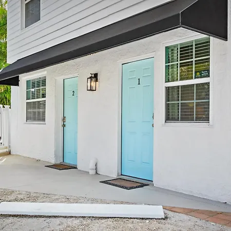 Parrot Beach Cottages Suite #2-3