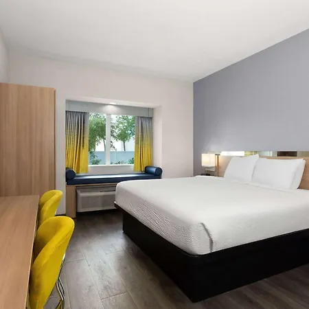 Microtel Inn & Suites By Wyndham Panama City-2