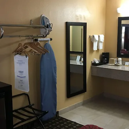 Days Inn By Wyndham Sarasota Bay-3