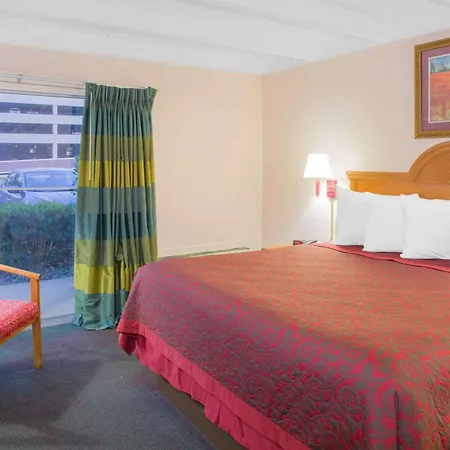 Days Inn By Wyndham Tallahassee University Center-3