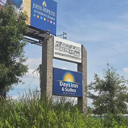 Days Inn & Suites By Wyndham Tampa/Raymond James Stadium-2