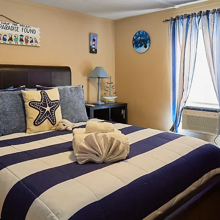 Pleasant Days Lodging Tropical Master Suite-3