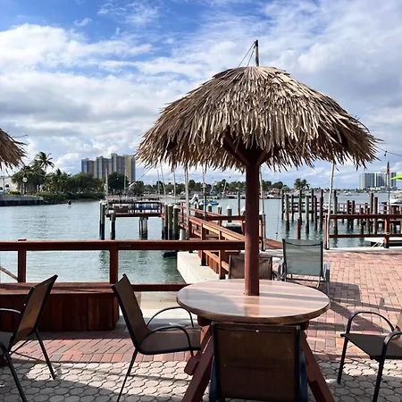 Blue Heron Bridge Hotel And Dive Club-3
