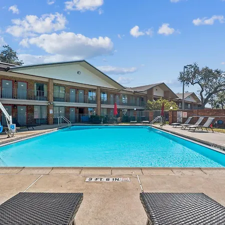 Ramada By Wyndham Temple Terrace/Tampa North-2