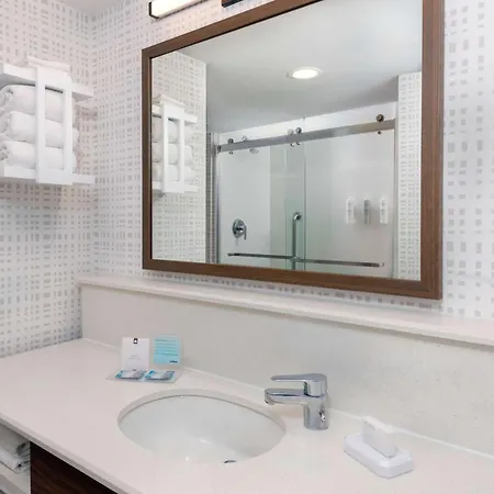 Hampton Inn And Suites Clearwater Beach-3