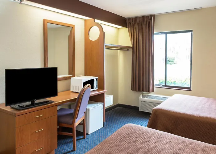 Travelodge By Wyndham Fort Myers Airport
