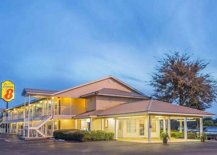 Super 8 By Wyndham Madison