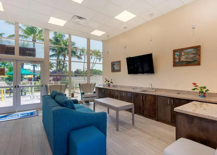 Downtown Hollywood Gardens Inn & Suites