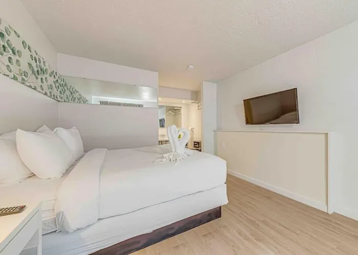 Travel Lodge By Wyndham 10 Min From Disney Kissimmee