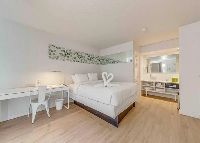 Travel Lodge By Wyndham 10 Min From Disney
