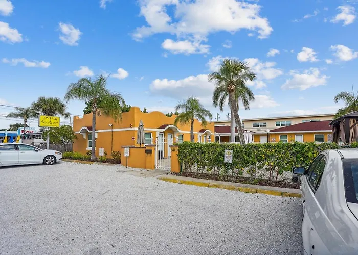 Upham Beach Inn - Entire Property St. Pete Beach