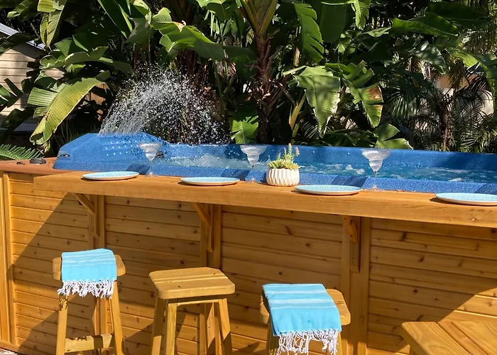 3Gulls Inn Ozona-Boutique -Steps From Restaurants & Brewery-Swimspa Pool-Pet Friendly