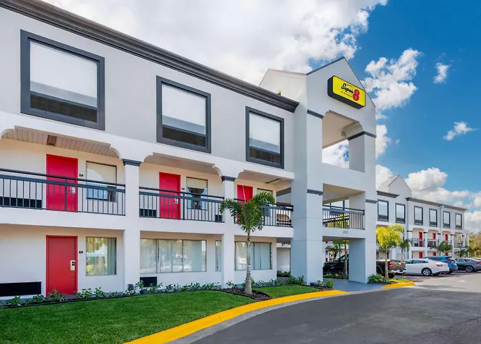 Super 8 By Wyndham Orlando Near Florida Mall