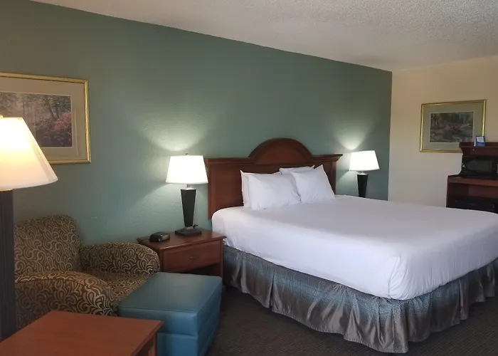 Baymont By Wyndham Sarasota Hotel