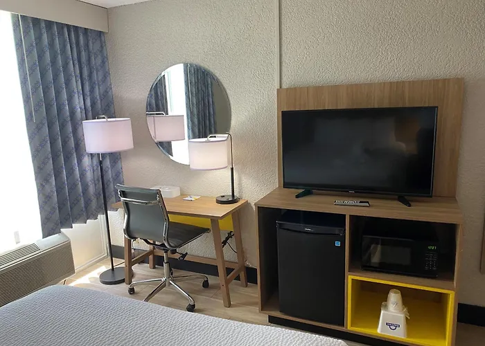 Days Inn & Suites By Wyndham Fort Pierce Midtown