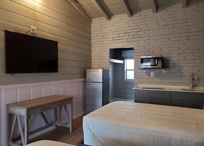 Hollywood Gardens Inn & Suites